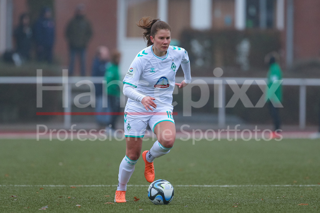 Fussball, Testspiel Frauen, SV Werder Bremen - FC Twente Enschede | v.li.: Emilie Bernhardt (SV Werder Bremen, 16) am Ball, Freisteller, Einzelbild, Ganzkörper, Aktion, Action, Spielszene