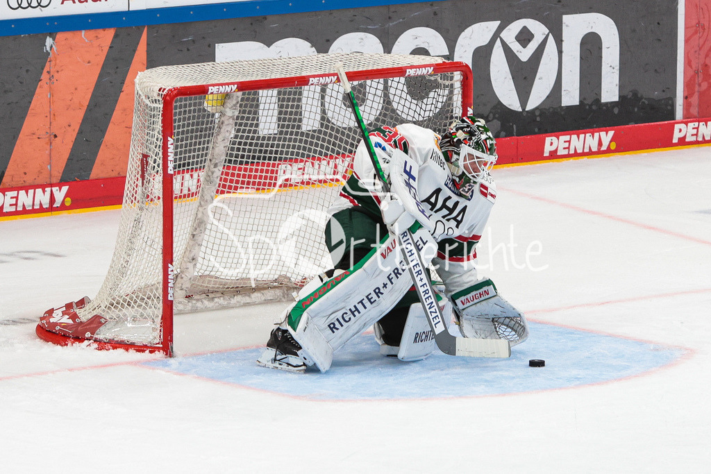 ERC Ingolstadt - Augsburger Panther  | Markus Keller (AEV #35) hat den Puck vor sich