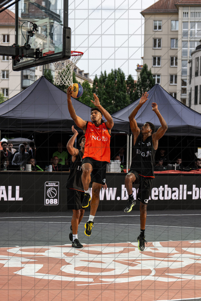 DIE FINALS 2025 | Dt. Meisterschaft 3x3   | Spiel um Platz 3. Der Stamm (orange) vs. Der Stamm underdogs (black) //  02.08.25: DIE FINALS 2025 | Dt. Meisterschaft 3x3   / Dresden / Deutschland  //   CREDIT:www.bullenfotos.de, Martin König, Hörner Weg 40, D-49078 Osnabrück, +4917663732967 // Nutzung und Weitergabe nur zu den vereinbarten Zwecken. Presseanfragen an Ersteller. Alle Rechte beim Ersteller. Honorierung nach MFM. - Realisiert mit Pictrs.com