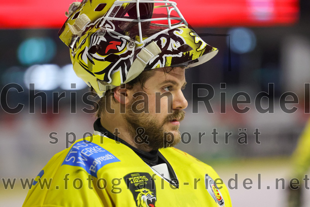 2025-12-28_080_TSV_Erding_gegen_onesto_Tigers_Bayreuth | Erding, Deutschland, 28.12.2025:Eishockey, Oberliga Süd 2025 / 2026, 31. Spieltag, TSV Erding gegen onesto Tigers Bayreuth, Endergebnis: 6:5 n.V.Torwart Maximilian Meier (onesto Tigers Bayreuth, #30)Foto: Christian Riedel / fotografie-riedel.net