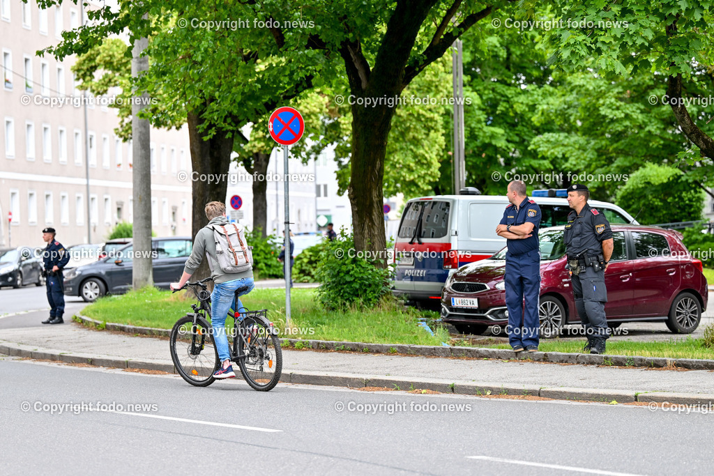 Polizeieinsatz Linz Nietzschestrasse nach Bombendrohung im Polizeigebaeude_ 22.05.2024-9 | 22.05.2024, AUT, Polizeieinsatz Linz Nietzschestrasse nach Bombendrohung im Polizeigebaeude, im Bild Polizei, Einsatz, Beamte, Fahrzeuge, Absperrung
