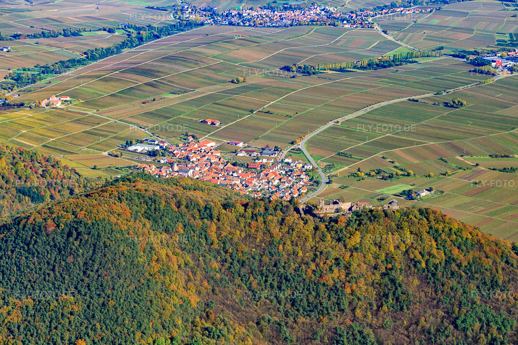 Luftbild: Dorf hinter der Madenburg in Eschbach im Bundesland Rheinland-Pfalz in Deutschland. Foto: IMG_34798.jpg vom 26.10.2010 durch Werner Riehm/FLY-FOTO.de