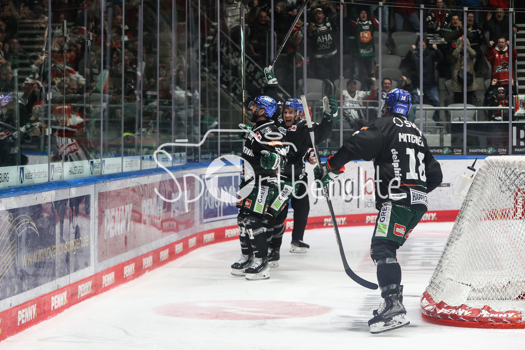 Augsburger Panther - Eisbären Berlin | Erneuter Jubel der Panther nach dem Anschluss zum 2-3 durch Luke ESPOSITO (AEV #91) / Freude / Treffer / Tor / Torschuetze
