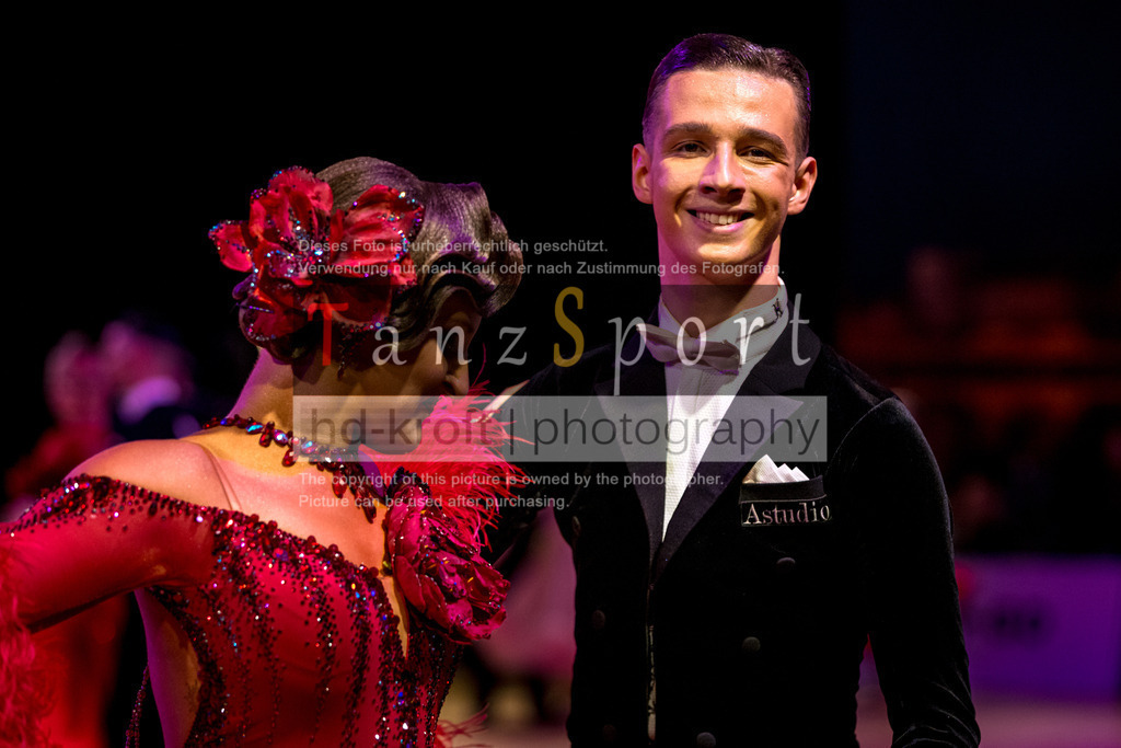 20251212_WDSF_World_Ch_Cup_RS-Std_0765-2 | Tanzsportbilder, Standardtanz, Lateintanz, WDSF, DTV, LTVB, dancecomp, goc, hessen tanzt, blaues band der spree, walzer, tango, wiener walzer, slowfox, quickstepp, samba, rumba, cha-cha-cha, paso doble. jive, hd-kroft photography, turniertanzsport
