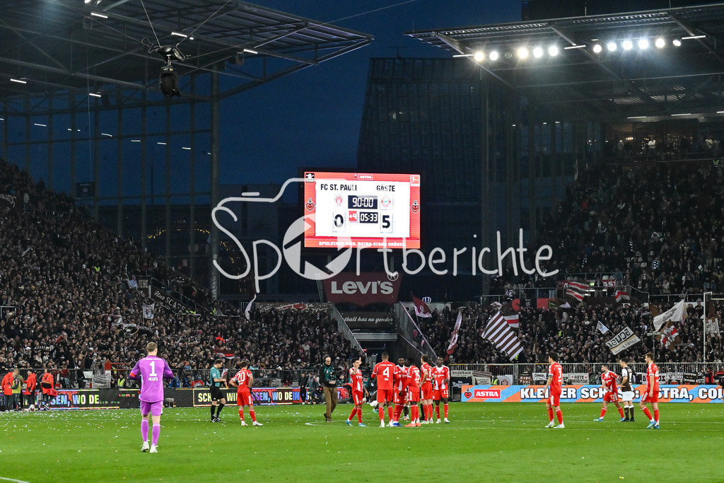 FC St. Pauli - FC Bayern München | ST. PAULI, DEUTSCHLAND - 11. APRIL: im die Anzeigetafel mit dem Endergebnis in Hamburg nach dem Bundesligamatch zwischen dem FC St. Pauli und dem FC Bayern München am 29. Spieltag im Millerntor Stadion / DFL REGULATIONS PROHIBIT ANY USE OF PHOTOGRAPHS AS IMAGE SEQUENCES AND/OR QUASI-VIDEO