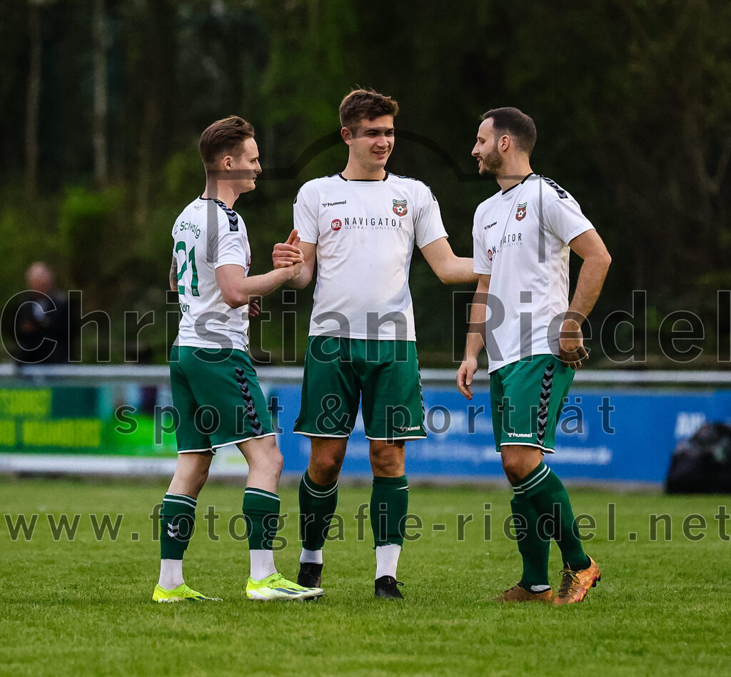 2024-04-05_012_FC_Schwaig_gegen_SV_Pullach | Oberding, Deutschland, 05.04.2024:
Fußball, Landesliga Südost 2023 / 2024, 28. Spieltag, FC Schwaig gegen SV Pullach, Endergebnis: 2:0

Leon Roth (FC Schwaig, #21), Raffael Ascher (FC Schwaig, #9), Nils Ehret (FC Schwaig, #25)

Foto: Christian Riedel / fotografie-riedel.net