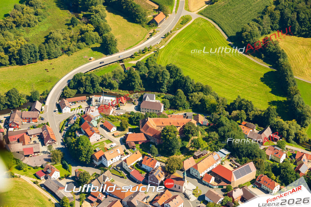 Klassische Luftaufnahme ohne Drohne zeigt:Burgtreswitz bei Moosbach - Die Luftbildaufnahme wurde 2025 vom UL-Flugzeug heraus erstellt ( keine Drohne ) - Hochauflösende Luftaufnahme -Nicht vergleichbar mit Google Maps oder Satelittenbilder- Die Geschenkidee !Mit Lizenz und Bildrechte bestellbar