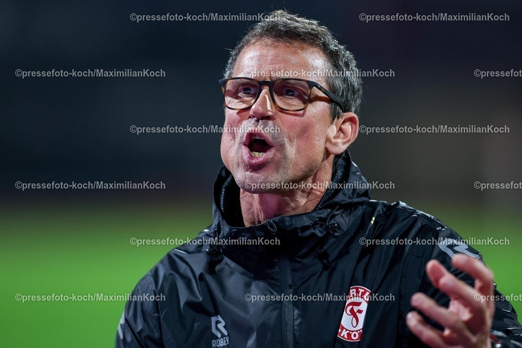 FKo26022601100 | 26.02.2026, Fußball, Landespokal Mittelrhein, SC Fortuna Köln - TSV Alemannia Aachen, Südstadion, Viertelfinale Bitburger-Pokal, Saison 2025 2026: Chefrainer Matthias Mink (Fortuna Köln) gestikulierend am Spielfeldrand   DFB regulations prohibit any use of photographs as image sequences and or quasi-video.