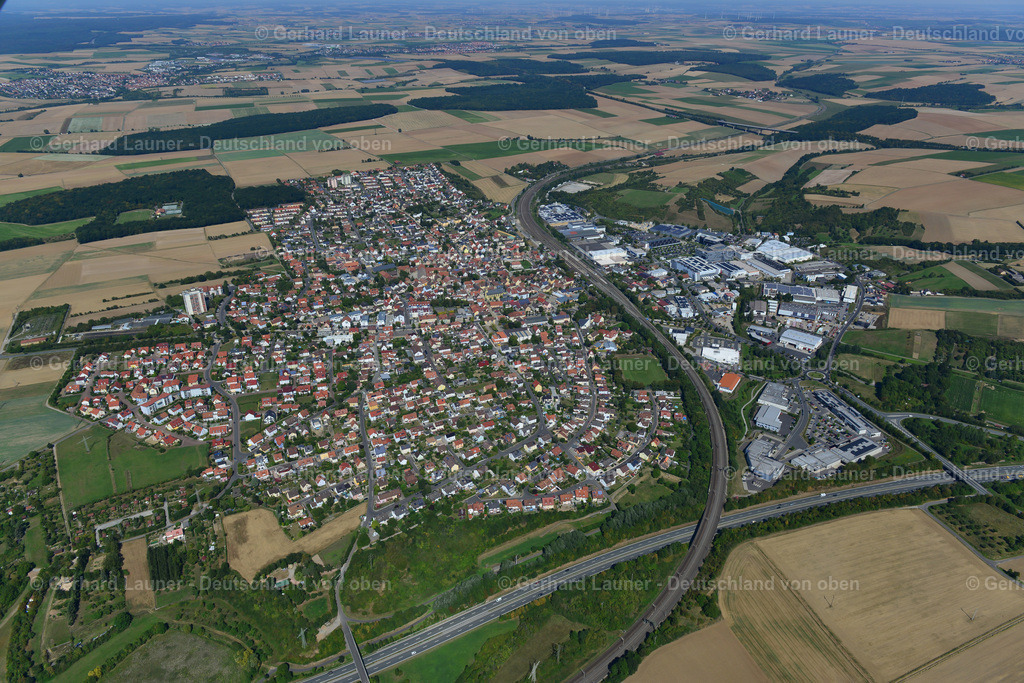 3650179 | ROTTENDORF 31.08.2016 Stadtgebiet mit Außenbezirken und Innenstadtbereich am Rand von landwirtschaftlichen Feldern und Ackerflächen in Rottendorf im Bundesland Bayern, Deutschland // Urban area with outskirts and inner city area on the edge of agricultural fields and arable land in Rottendorf in the state Bavaria, Germany Foto: Gerhard Launer