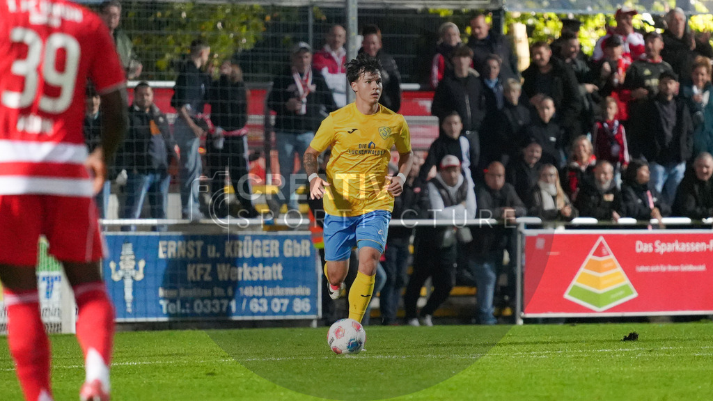 Fußball, Herren, Saison 2025/2026, Testspiel, Freundschaftsspiel, FSV 63 Luckenwalde vs. 1.FC Union Berlin, Mittwoch 08.10.2025, Werner-Seelenbinder-Stadion Luckenwalde, | Fußball, Herren, Saison 2025/2026, Testspiel, Freundschaftsspiel, FSV 63 Luckenwalde vs. 1.FC Union Berlin, Mittwoch 08.10.2025, Werner-Seelenbinder-Stadion Luckenwalde, Im Bild: Matthew Meier (Luckenwalde) - Realisiert mit Pictrs.com
