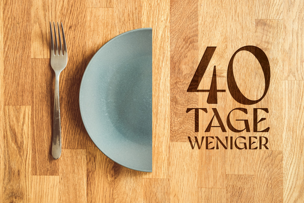 40 Tage weniger. Motiv Halber Teller. Fastenzeit | ✔ Einzigartiger Designstil von Jonathan Schöps (Master of Arts) +++ ✔ Mit deinem Kauf unterstützt du direkt den selbstständigen Gestalter, unabhängig von Zwischenhändlern +++ ✔ sicher bezahlen per Rechnung, Paypal, Kreditkarte, Vorkasse oder Lastschrift +++ Meine Kunden bewerten undarstellbar mit 4,9/5 ⭐⭐⭐⭐⭐ Sternen.