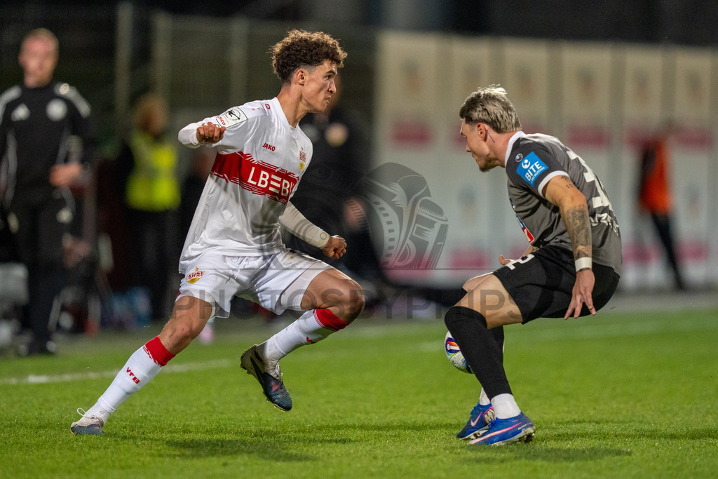 VfB Stuttgart II vs. SSV Ulm 1846 Fussball, Fussball, 3. Liga, 32. Spieltag, 08.04.2026 | Noah Darvich (VfB Stuttgart II, #31) im Dribbling gegen Niklas Koelle (SSV Ulm 1846 Fussball, #32),VfB Stuttgart II vs. SSV Ulm 1846 Fussball, Fussball, 3. Liga, 32. Spieltag, 08.04.2026DFB regulations prohibit any use of photographs as image sequences and/or quasi-video