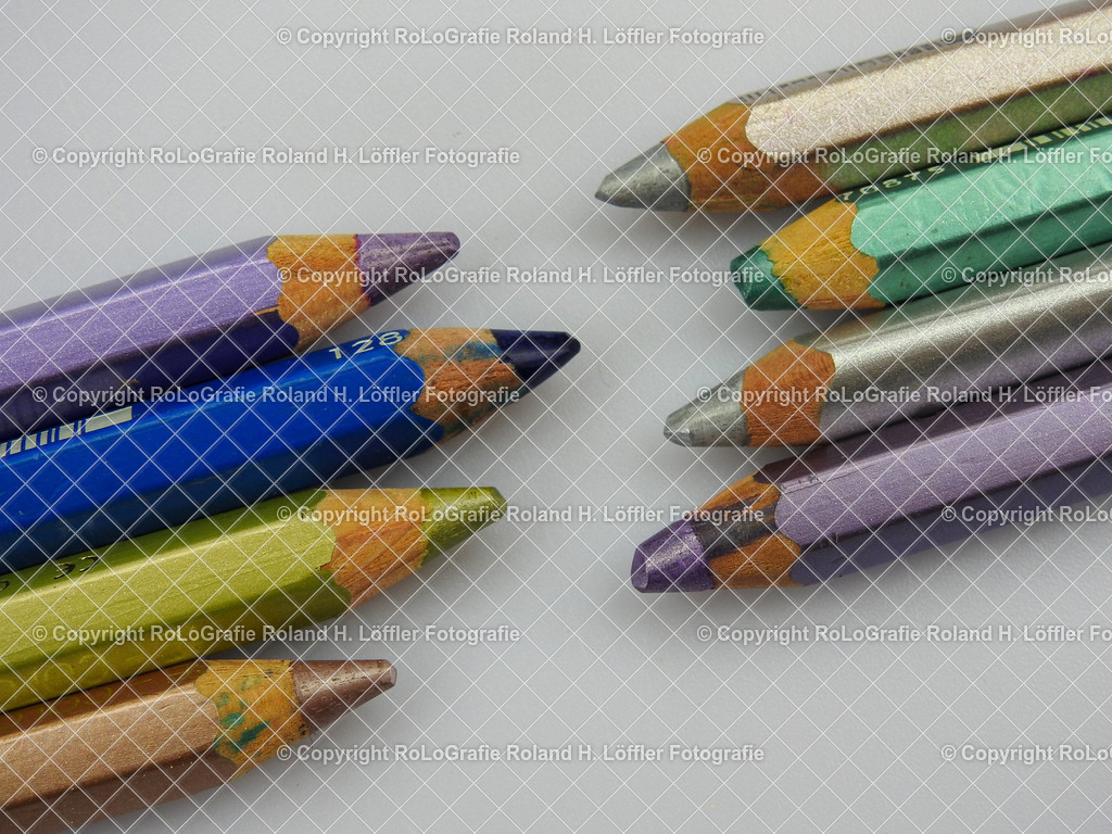 20241103-17 | Buntstifte in einer Reihe, im Paket, einzeln bunt und farbig - Realisiert mit Pictrs.com