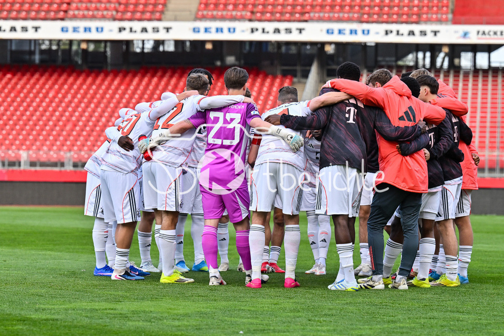 1. FC Nürnberg II - FC Bayern Amateure | NÜRNBERG, GERMANY - 21. APRIL: das Team der Bayern motiviert sich nochmal vor der Partie / Spielerkreis vor dem Match zwischen dem 1. FC Nürnberg II und den Amateuren des FC Bayern am 30. Spieltag der Regionalliga Bayern im Max-Morlock Stadion
