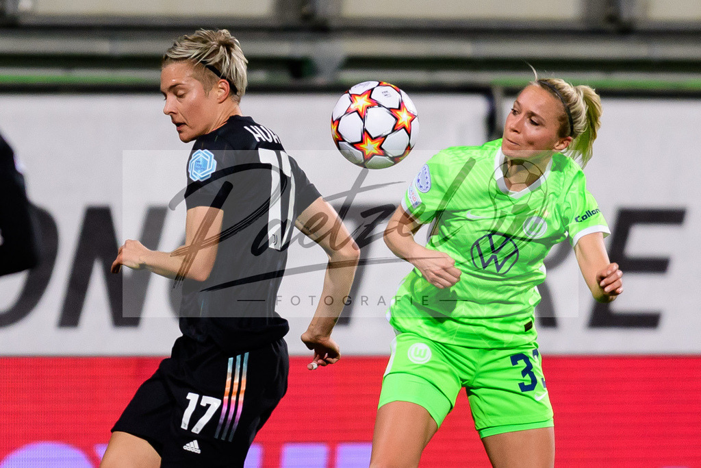 WOBJUV20211118_116 | Fussball, Frauen: Lina Hurtig (Juventus FC) und Turid Knaak (VfL Wolfsburg) im Zweikampf bei dem Spiel der UEFA Women´s Champions League zwischen VfL Wolfsburg und Juventus Turin im AOK-Stadion am 18.11.2021 in Wolfsburg, Deutschland. - Realisiert mit Pictrs.com