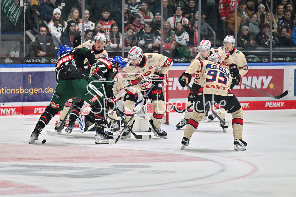 Augsburger Panther - Nürnberg Ice Tigers | Anrei HAKULINEN (Augsburger Panther #94) kann sich in dieser Szene nicht gegen Cole MAIER (Nürnberg Ice Tigers #14) durchsetzen / DEL: Augsburger Panther - Nuernberg Ice Tigers, Curt Frenzel Stadion am 03.01.2025