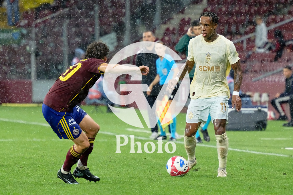 UEFA Conference League Play-offs 2nd leg - Servette FC v FC Shakhtar Donetsk | Kevin (11 FC Shakhtar Donetsk) and Theo Magnin (20 Servette FC) battle for the ball (duel)  during the UEFA Conference League Play-offs 2nd leg match between Servette FC and FC Shakhtar Donetsk at Stade de Geneve in Geneva, Switzerland