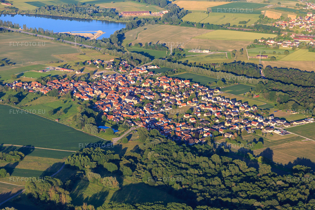 Vue aérienne: Vue de la ville depuis l'ouest à Leutenheim dans le département Bas Rhin, France – .Photo: IMG_115514.jpg prise le 16/06/2019 par Werner Riehm/FLY-FOTO.eu – Résolution de l'original: 5472 x 3648 px