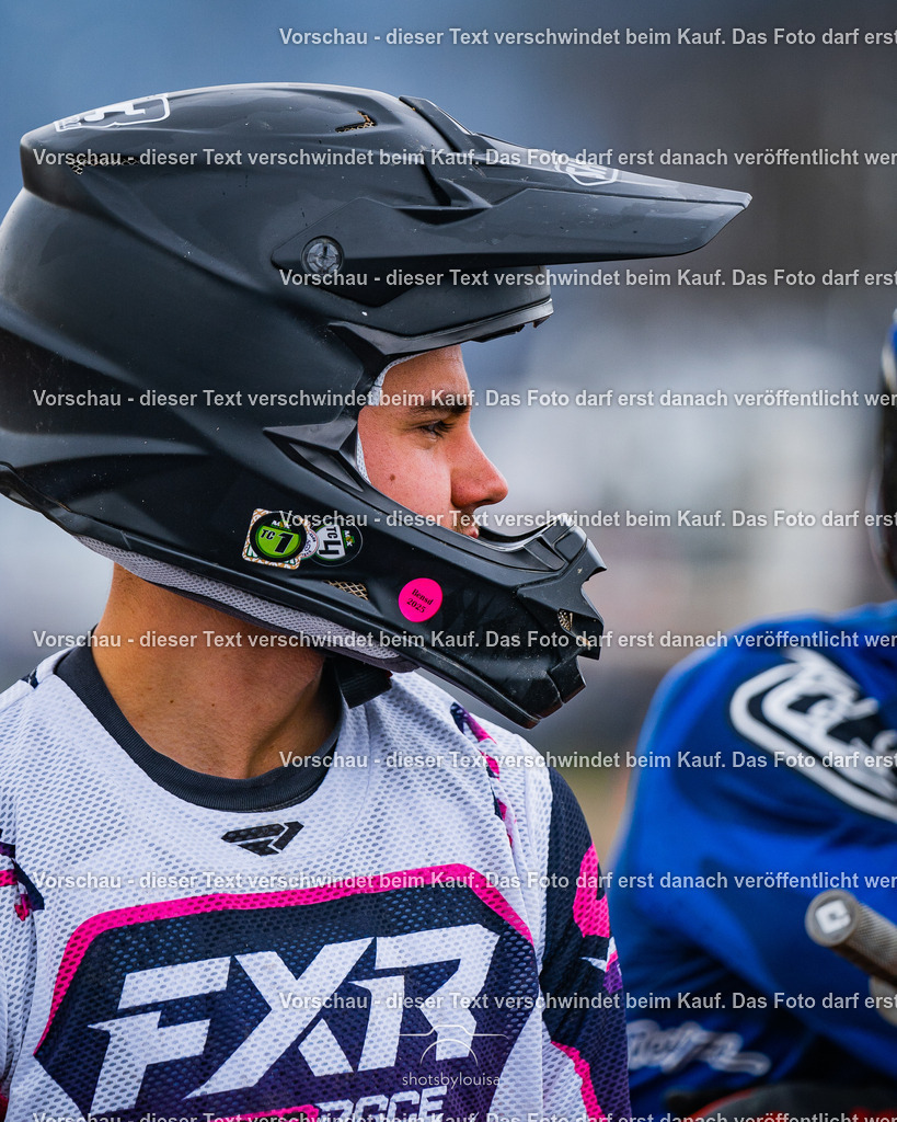 04_13_Bensdorf_MX1-1661 | Sportfotografin aus Berlin-Brandenburg mit Fokus auf Motocross. Ich halte deine sportliche Leistung und echte Emotionen auf und neben der Strecke professionell fest. Entdecke die Fotos von deinem Rennen und bestelle sie direkt hier im Shop.