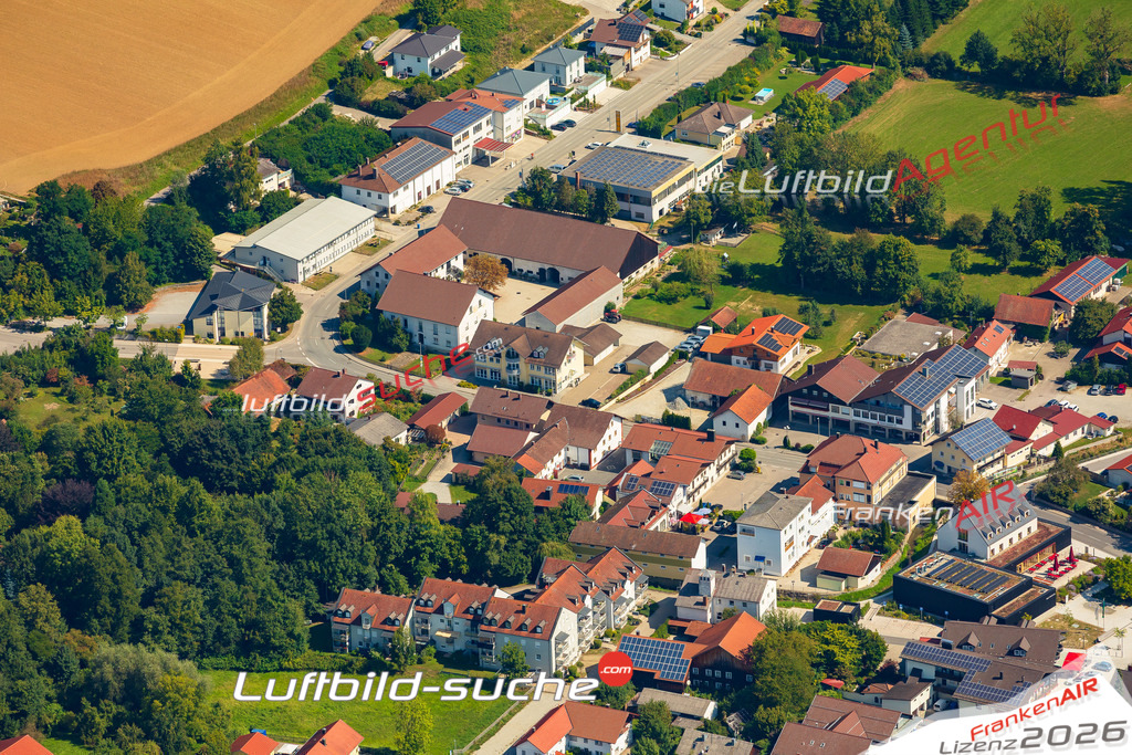 Luftaufnahme der Stadt Ruhstorf an der Rott - Die Luftaufnahme wurde 2025 vom UL-Flugzeug heraus erstellt ( keine Drohne ) - Hochauflösende Luftaufnahme - für professionelle Ausdrucke geeignet. Die Geschenkidee !Mit Lizenz und Bildrechte bestellbar