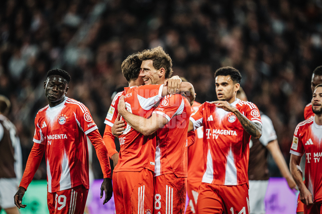 Fußball | Männer | Saison 2025/2026  | Fußball-Bundesliga | 29. Spieltag | FC St. Pauli vs. FC Bayern München | 11.04.2026 | v.l. Tom Bischof (#20, FC Bayern München) und Torschütze Leon Goretzka (#8, FC Bayern München) Abseits nach Videobeweis