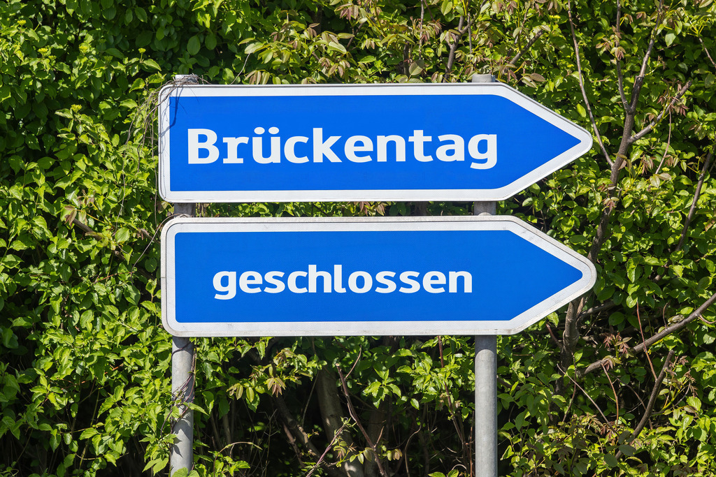 Brückentag geschlossen Bild | (Fotomontage) Pfeilwegweiser zur Autobahn mit Text BRÜCKENTAG und GESCHLOSSEN - Realisiert mit Pictrs.com