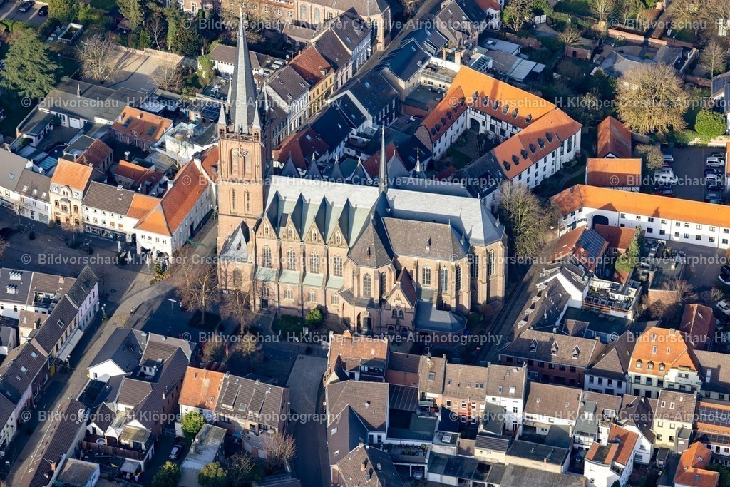 Luftbild Krefeld Hüls-8128 | Luftbildfotografie Kirchengebäude " Pfarrkirche St. Cyriakus " an der Hülser Markt, Zur Klausur, Rektoratsstraße in Krefeld im Ruhrgebiet im Bundesland Nordrhein-Westfalen, Deutschland - Realisiert mit Pictrs.com