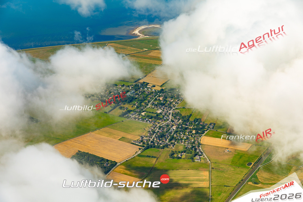 Die Luftaufnahme Archsum in Wolken - Sylt wurde 2022 vom Flugzeug aus (keine Drohne) erstellt. Hohe Auflösung -für große Poster und Wandbilder geeignet - Garantiert!