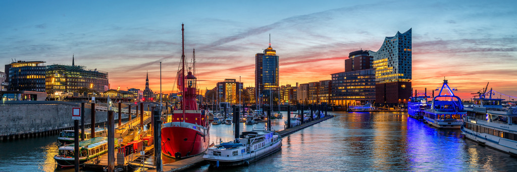 10251103 - Hamburg Panorama im Morgenrot | Stimmungsvolle Panoramaaufnahme mit Blick auf die Elbphilharmonie bei Sonnenaufgang