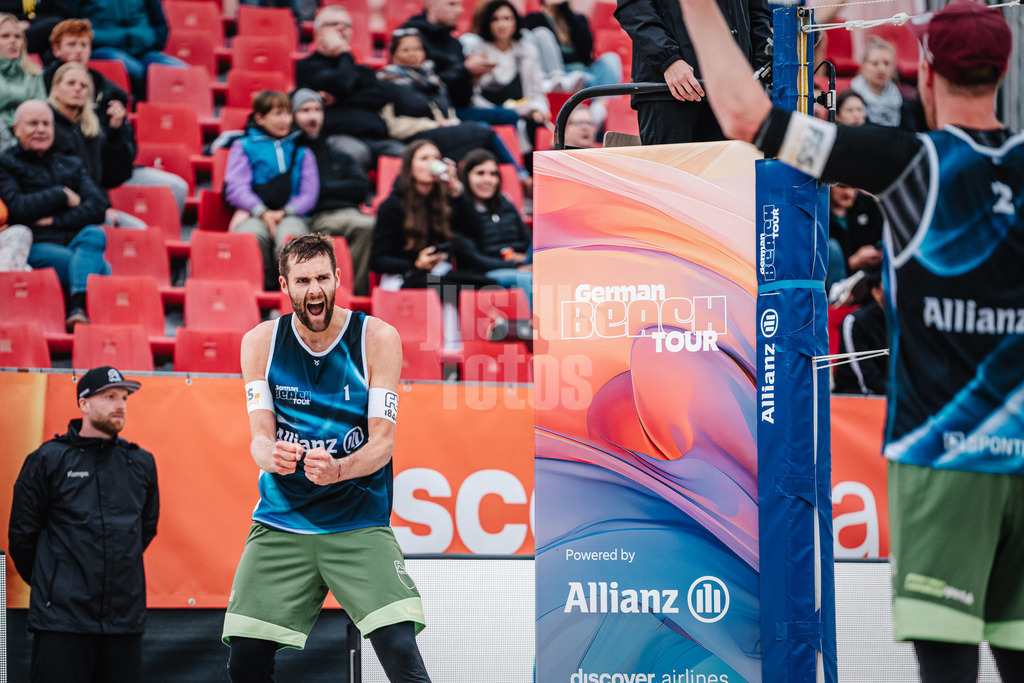 Beachvolleyball | Männer | German Beach Tour 2024 | Tourstop Bremen | 07.06.2024 | Manuel Harms (links) jubelt in Richtung seines Bruder Yannick harms (rechts)