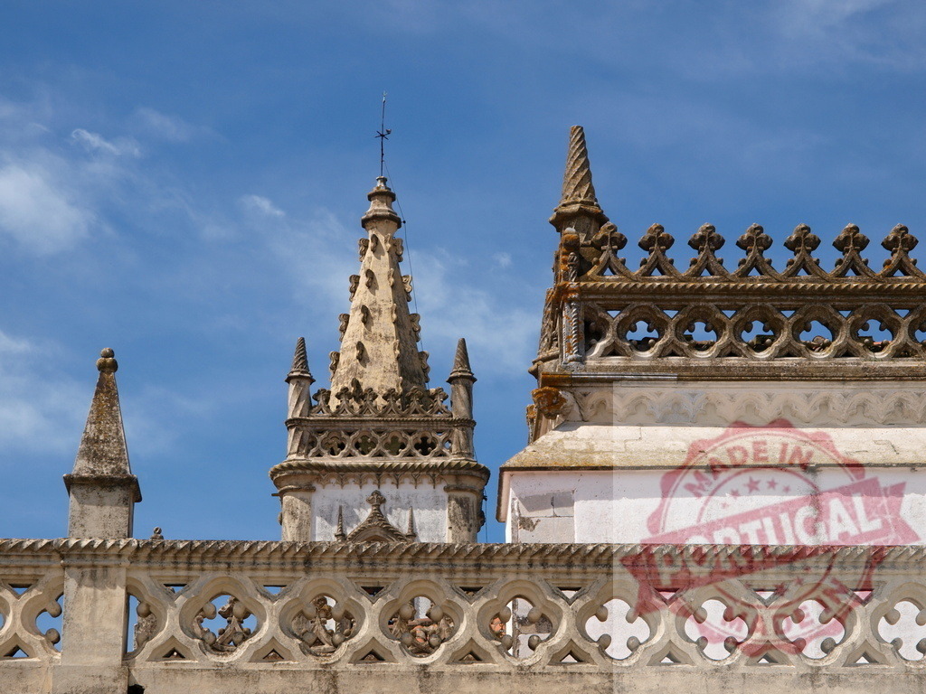 Évora Cathedral rooftop with gothic pinnacles and tracery | Gothic architecture details on the rooftop of Évora Cathedral against blue sky - Realisiert mit Pictrs.com