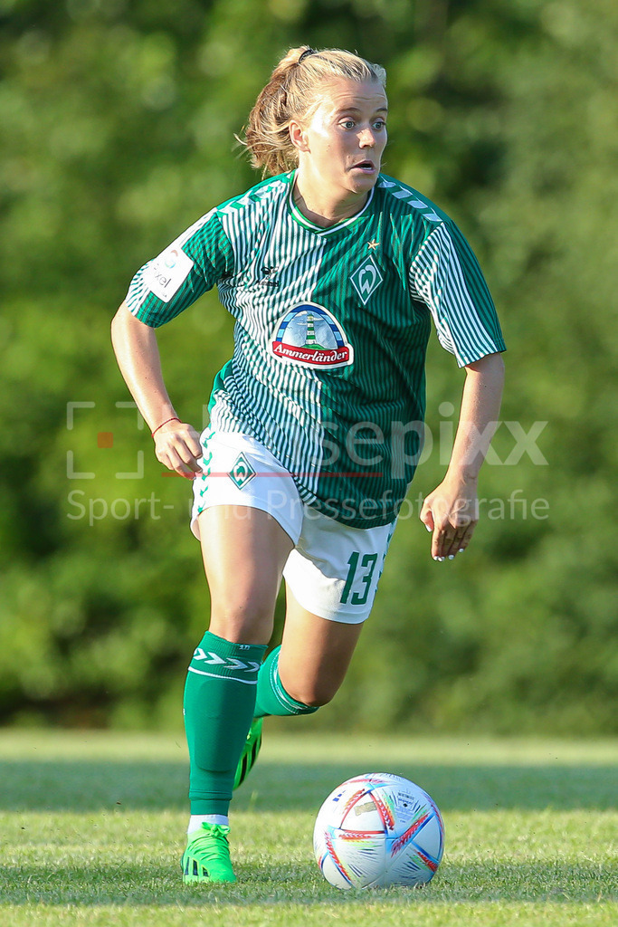 Fussball, Testspiel Frauen, FC Geestland - SV Werder Bremen | v.li.: Ricarda Walkling (SV Werder Bremen, 13) Freisteller, Einzelbild, Ganzkörper, Aktion, Action, Spielszene