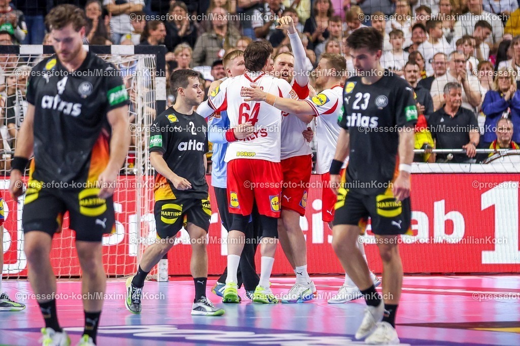 xKWIx17052601087 | 17.05.2026, xkwix, Handball, Länderspiel, Deutschland - Dänemark , Lanxess-Arena in Köln: Lasse Moller (Denmark #64) und Teamkollegen aus dem Daenischen Team jubeln waehrend im Vordergrund  Johannes Golla (Germany #04) und  Renars Uscins (Germany #23) enttaeuscht auf den boden gucken Photo: xKamilxWilkowskixPressefotoKochx