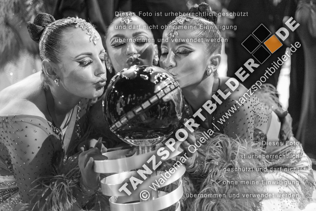 20251206-06220 | Hier finden Sie Tanz Bilder vom Latein und Standard Formationen tanzen. Sportbilder vom Tanzsport. Schöne Fotos und von Weltmeisterschaft, Europameisterschaft, Bundesliga, Regionalliga, Oberliga und Landesliga sowie von GOC Stuttgart, DanceComp, WM Bremen