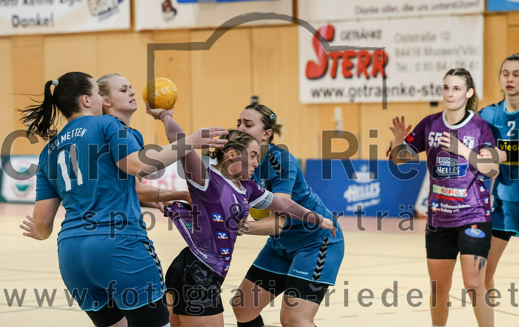 2024-02-24_019_SpVgg_Altenerding_gegen_SSG_Metten_Frauen | Erding, Deutschland, 24.02.2024:
Handball, Bezirksoberliga Frauen Altbayern 2023 / 2024, 15. Spieltag, SpVgg Altenerding gegen SSG Metten, Endergebnis: 32:28

Ramona Achatz (SSG Metten, #11), Lena Steininger (SSG Metten, #10), Lena Prem (SpVgg Altenerding, #5), Verena Bauer (SpVgg Altenerding, #55), Paula Gäck (SSG Metten, #2)

Foto: Christian Riedel / fotografie-riedel.net