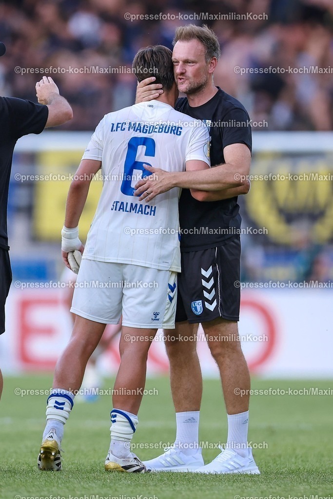 DFB15082501075 | 15.08.2025, Fußball, DFB-Pokal, 1. FC Saarbrücken - 1.FC Magdeburg, Ludwigsparkstadion, Saison 2025 2026: Abschlussjubel nach dem 3:1 Sieg für Magdeburg   Cheftrainer Markus Fiedler (1FC Magdeburg #hc) zusammen mit Dariusz Stalmach (1FC Magdeburg #06) DFB regulations prohibit any use of photographs as image sequences and or quasi-video.
