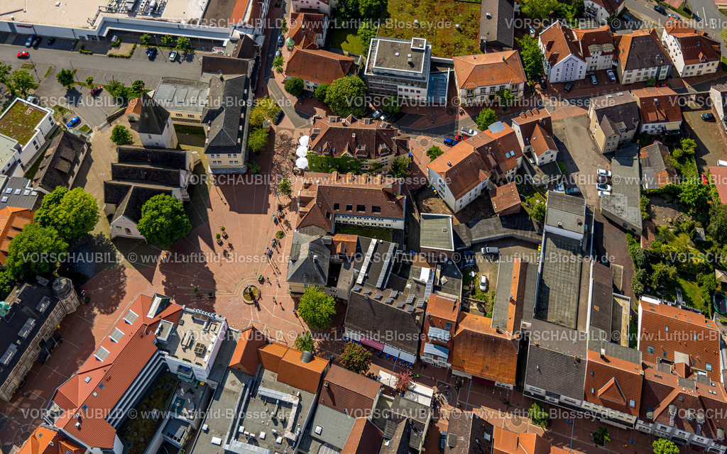 Lage240505525 | City Innenstadtansicht mit der evang. Marktkirche, Marktplatz mit Brunnen und Fußgängerzone, Wohnhäuser und Geschäftshäuser, Lage, Ostwestfalen, Nordrhein-Westfalen, Deutschland
