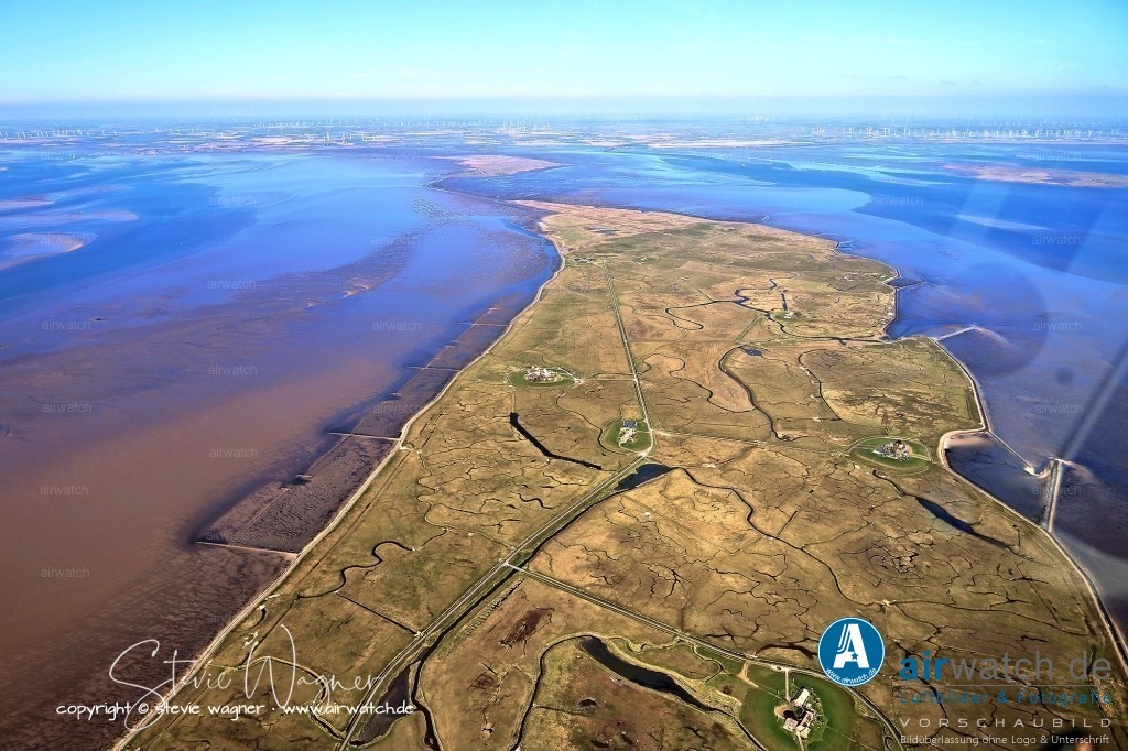 Wattenmeer, Fahrrinne und Priele - Hallig Langeneß | Die Hallig Langeneß ist die größte Hallig Nordfrieslands und beherbergt verschiedene Museen wie die Friesenstube und das Kapitän-Tadsen-Museum.