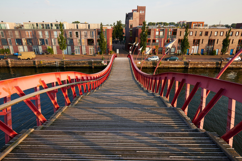 Fussgaenger Brueckenverbindung | Amsterdam, Niederlande - July 16, 2014: Fussgänger Brückenverbindung an der Panamakade - Realisiert mit Pictrs.com