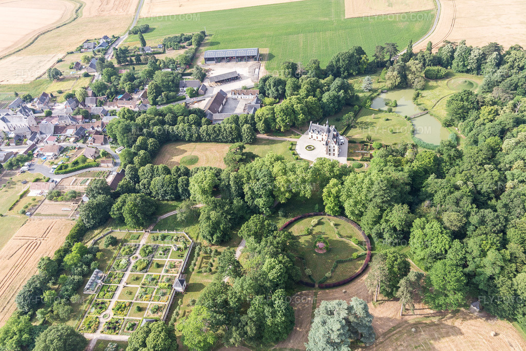 Aerial view: Buildings and castle park of the castle in Saint-Cyr-du-Gault in the state Loir et Cher, France. – Photo: IMG_101176.jpg taken on 06/24/2017 by Werner Riehm/FLY-FOTO.com – Resolution of the original: 4741 x 3161 px