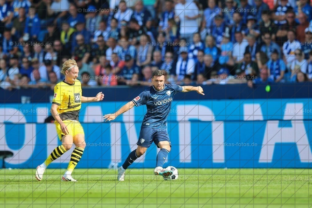 VfL Bochum - Borussia Dortmund 1:1 | Kevin Stöger gegen Julian Brandt. Am 26. August 2023 kam der VfL Bochum in der 1. Bundesliga gegen Borussia Dortmund zu einem 1:1. - Realisiert mit Pictrs.com