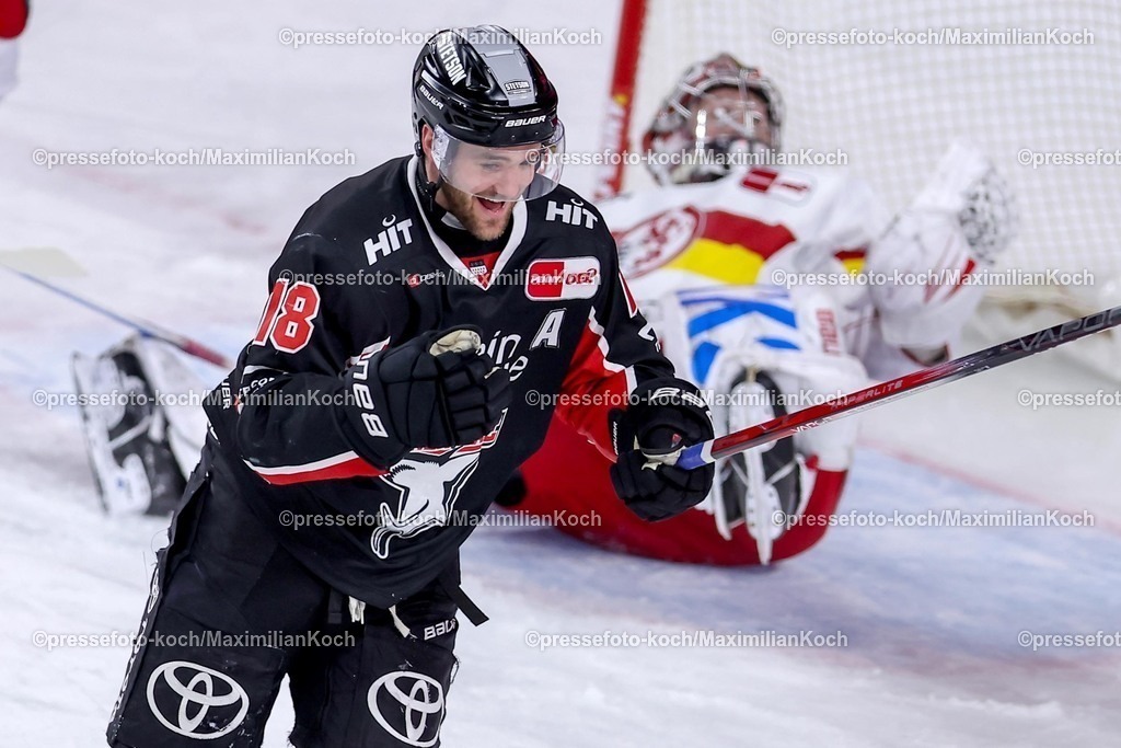 KEC16022501061 | 16.02.2025, Eishockey, DEL, Kölner Haie - Düsseldorfer EG, Lanxess-Arena Köln: Torjubel nach dem 3:2 durch Josh Currie (Kölner Haie #18)
