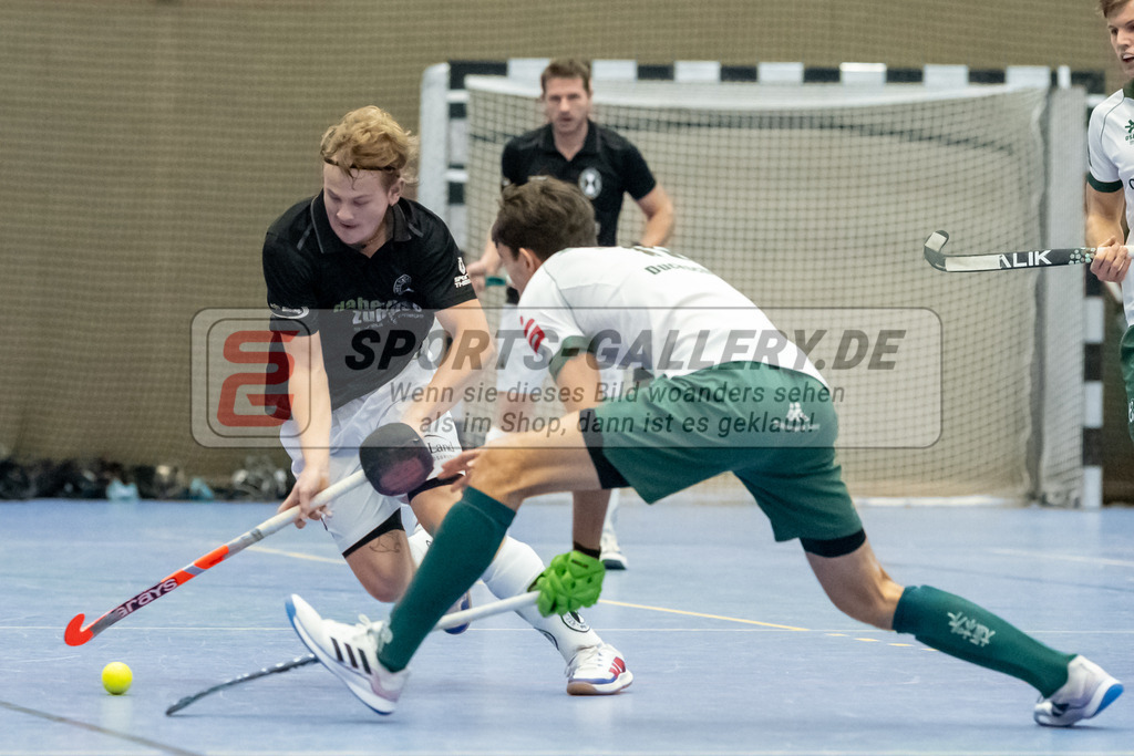 SFE_20231217_0083 | Neuss, Deutschland, 17.12.2023: Robert Duckscheer (Uhlenhorst Mülheim) im Kampf um den Ball waehrend des Spiels der Halle 1. Bundesliga Herren zwischen SW Neuss vs Uhlenhorst Mülheim im Stadionhalle (SW Neuss) am 17.12.2023 in Neuss, Deutschland. (Foto von Stephan Fehrmann)

Neuss, Germany, 17.12.2023: Robert Duckscheer (Uhlenhorst Mülheim) in the battle of the ball during the game of Halle 1. Bundesliga Herren between SW Neuss vs Uhlenhorst Mülheim in Stadionhalle (SW Neuss) at 17.12.2023 in Neuss, Deutschland. (Foto von Stephan Fehrmann)