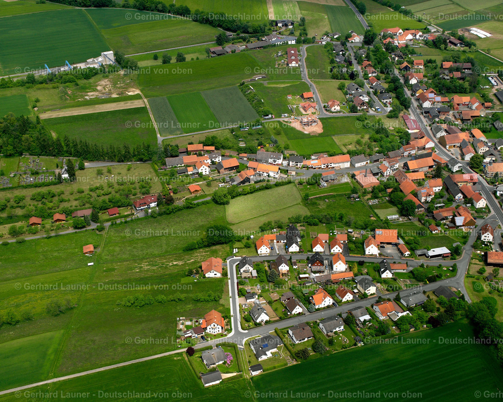 2615608 | RIMBACH 09.06.2006 Landwirtschaftliche Nutzflächen und Feldgrenzen  umsäumen das Siedlungsgebiet des Dorfes in Rimbach im Bundesland Hessen, Deutschland // Agricultural land and field boundaries surround the settlement area of the village  in Rimbach in the state Hesse, Germany Foto: Gerhard Launer