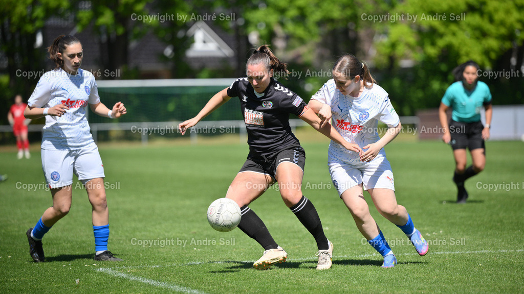 SV Henstedt-Ulzburg vs Holstein Kiel | Malin Hegeler (SVHU #4) / Arjela Lako (Holstein #17) / Fußball-Regionalliga Nord Frauen 2024/2025 / 21. Spieltag, SV Henstedt-Ulzburg vs Holstein Kiel / Beckersberg A-Platz / Henstedt-Ulzburg / 11.05.25 - Realisiert mit Pictrs.com