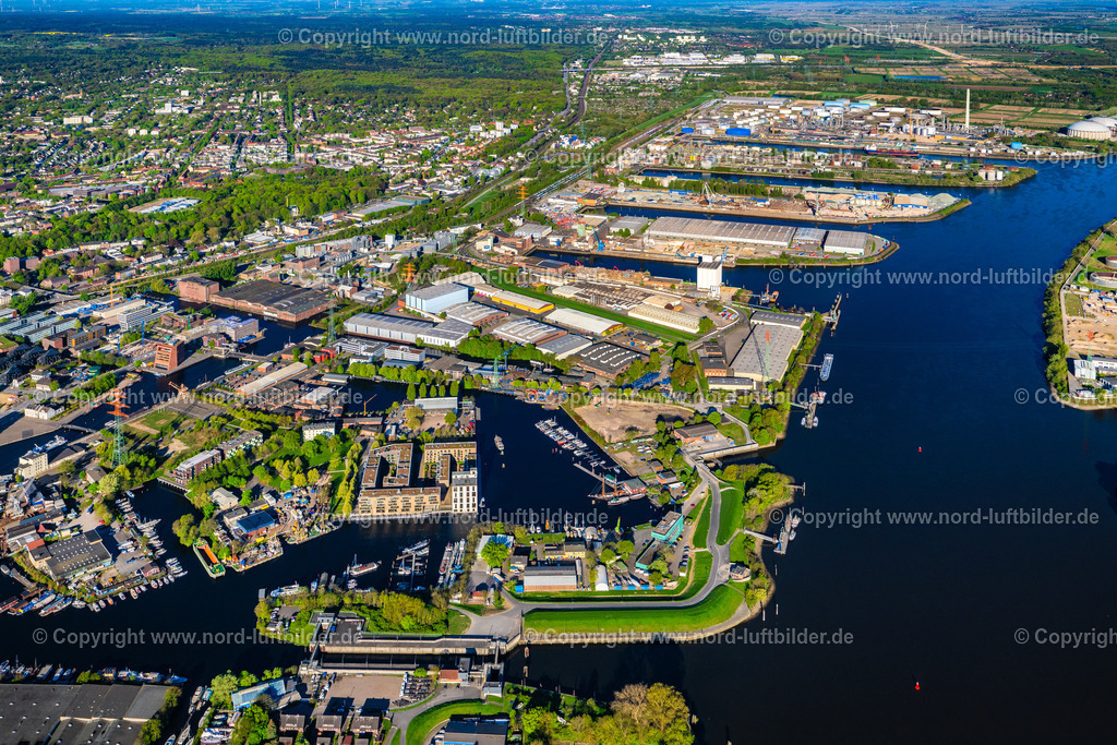 Hamburg Harburg_Hafen_Binnenhafen_Seehafen_ELS_0172270425 | HAMBURG 27.04.2025 Kaianlagen und Schiffs- Anlegestellen an den Hafenbecken an der Süderelbe im Ortsteil Harburg in Hamburg, Deutschland. Weiterführende Informationen bei: Hafen Hamburg Marketing e.V. (HHM),  Handelshof Management GmbH,  Jöhnk Werft GmbH,  Stiftung Berufliche Bildung. // Quays and boat moorings at the port of the inland port on the southern Elbe in the district Harburg in Hamburg, Germany. Further information at: Hafen Hamburg Marketing e.V. (HHM),  Handelshof Management GmbH,  Joehnk Werft GmbH,  Stiftung Berufliche Bildung. Foto: Martin Elsen