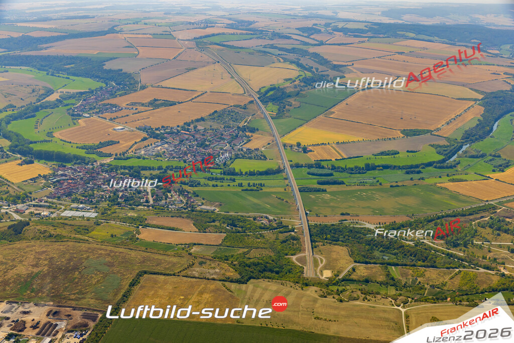 Stadt Steigra von Oben- Die Luftaufnahme wurde 2025 vom UL-Flugzeug heraus erstellt ( keine Drohnenaufnahme ) - Hochauflösende Luftaufnahme - für Wandbilder und großformatige Ausdrucke geeignet. Das besondere Geschenk!Hier alle&nbsp;Infos zur Lizenzierung der LuftaufnahmeWir fliegen auch dieses Jahr wieder in Ihre Region um Luftbilder zu erstellen.- Luftbild anfragen