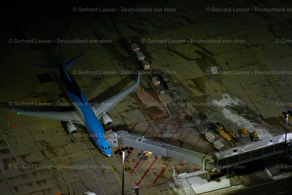 4045237 | Nachtaufnahme des schneebedeckten Flughafens Stuttgart