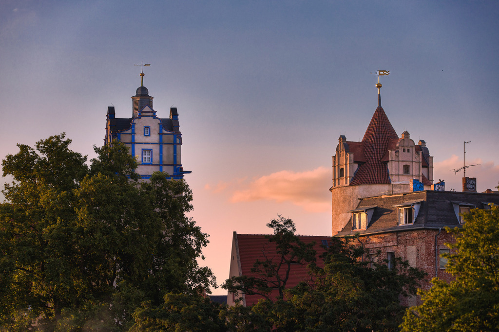 Zwei Türme | Blauer Turm (links) und Eulenspiegelturm in Bernburg (Saale) - Realisiert mit Pictrs.com