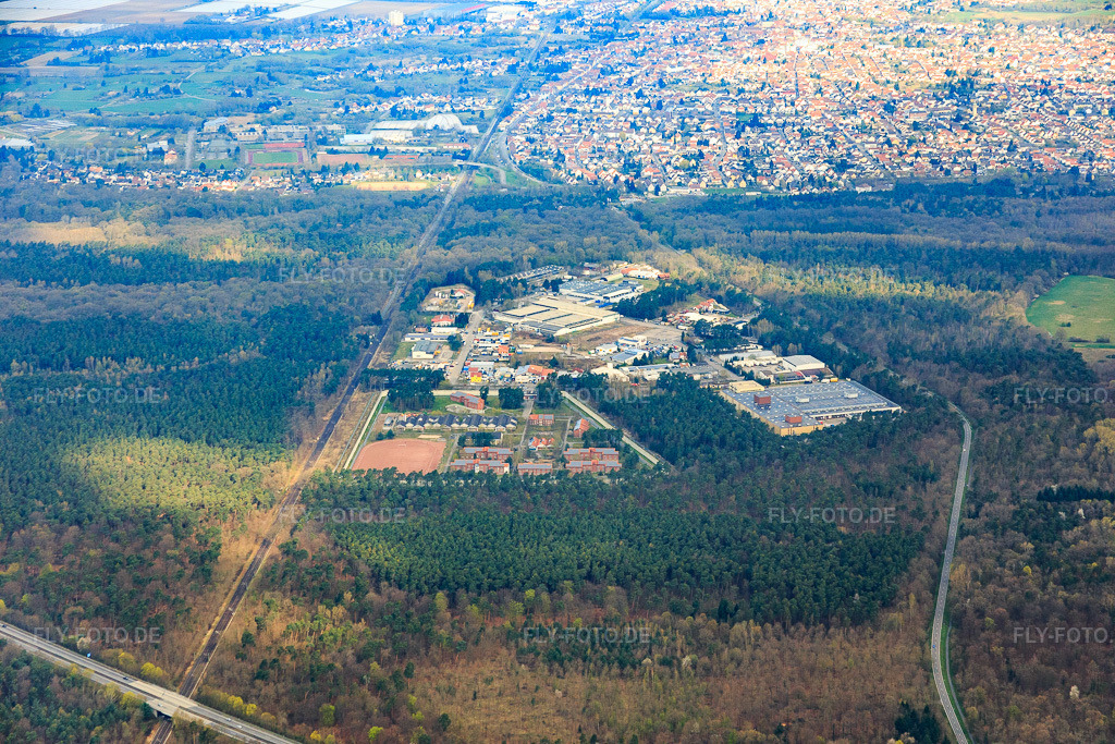Luftbild: Gewerbegebiet im Wald mit A + P Logistic GmbH und Jugendstrafanstalt Schifferstadt in Schifferstadt im Bundesland Rheinland-Pfalz in Deutschland. Foto: IMG_076872.jpg vom 12.04.2015 durch Werner Riehm/FLY-FOTO.deJSA Schifferstadt . Jugendstrafanstalt Schifferstadt
